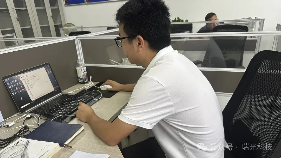 技术人员进行内业数据处理