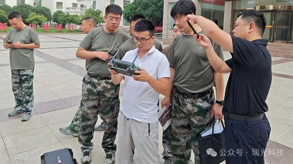 农业综合行政执法支队的同志们观看中